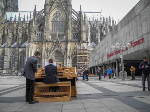 Zur Generalprobe spielte Kilian Homburg ein kurzes Orgelkonzert auf der Kölner Domplatte. Zur Generalprobe spielte Kilian Homburg ein kurzes Orgelkonzert auf der Kölner Domplatte.
