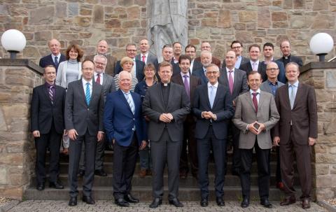 Der Kirchensteuer- und Wirtschaftsrat mit Generalvikar Dr. Dominik Meiering, Ökonom Hermann J. Schon und stv. Ökonom Dr. Martin Günnewig Der Kirchensteuer- und Wirtschaftsrat mit Generalvikar Dr. Dominik Meiering, Ökonom Hermann J. Schon und stv. Ökonom Dr. Martin Günnewig